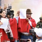 Luisa González y Guillermo Churuchumbi firmaron un acuerdo en Chimborazo.