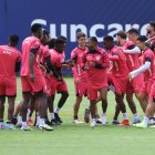 Junior Sornoza (c) durante el entrenamiento de Independiente del Valle.