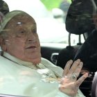 El Papa Francisco saluda al salir en coche del hospital Gemelli tras una hospitalización de cinco semanas por neumonía, en Roma, el 23 de marzo de 2025.