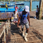 Pescadores de Esmeraldas enfrentan una crisis tras el derrame de crudo, con embarcaciones regresando con cantidades mínimas de pescado y una creciente preocupación por la seguridad en el mar.