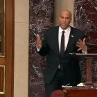 Captura de video de la televisión del Senado de EE.UU. donde aparece el senador demócrata por Nueva Jersey Cory Booker hablando este martes en el Congreso de Estados Unidos en Washington (EE.UU.).