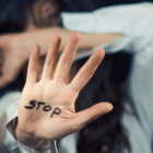 Activistas exigen justicia por las víctimas de feminicidio en Ecuador.