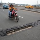 Riesgo. En el viaducto Flavio Alfaro, en el norte, las juntas se han salido; otras están dañadas o también las zonas aledañas a estas. Para los conductores, esto es un peligro.
