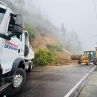 Más de 600 metros cúbicos de escombros bloquearon la vía a Nayón, tras dos derrumbes.