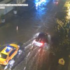 Vehículos avanzan por tramos anegados en Guayaquil.