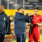 Omar Asad (c) dirigiendo a El Nacional quedó eliminado en la segunda fase previa de la Copa Libertadores y no ha sumado victorias en lo que va de la LigaPro.