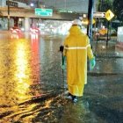 Las intensas lluvias anegaron calles en Guayaquil.