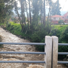 El río Tarqui en Cuenca presenta un caudal elevado tras las fuertes lluvias registradas el 1 de abril de 2025.