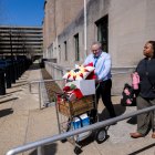 Trabajadores del Departamento de Salud de Estados Unidos retiran sus pertenencias tras los despidos masivos emprendidos por la administración estadounidense.