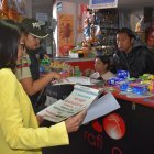 En la av. Gran Colombia se identificó locales comerciales que ofertan el servicio con letreros que dicen "turno cédulas hoy".