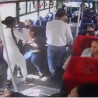 Los tres implicados estaban sentados en la parte de atrás del bus.