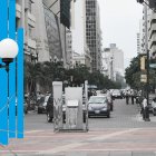 El Bulevar 9 de Octubre se desdibuja en las tinieblas, durante la noche.