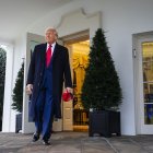 El presidente de Estados Unidos, Donald Trump, antes de anunciar aranceles recíprocos contra los socios comerciales del país en el Jardín de las Rosas de la Casa Blanca, en Washington D. C., EE. UU., el 2 de abril de 2025.