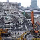 Los rescatistas con perros realizan una operación de búsqueda en el lugar de un edificio que colapsó tras un terremoto en Bangkok, Tailandia, 02 de abril de 2025.
