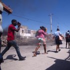 Fotografía de archivo de personas que caminan por las calles de Puerto Príncipe (Haití).