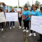 Con carteles, afuera del CDI ubicado cerca al parque central de Puembo, las educadoras exigieron respuestas a las autoridades.