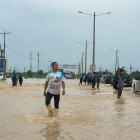 Solo vehículos de carga pesada se arriesgan a cruzar la vía