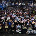 Cientos de manifestantes protestan en contra del expresidente surcoreano Yoon Suk-Yeol, a la espera de un fallo judicial acerca de su destitución.
