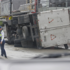 Camión cargado de pollos se accidentó en la Gomez Lince debido a la lluvia en el norte de Guayaquil.
