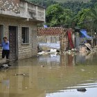 Una mujer camina por una calle inundada en Tipuani tras las fuertes lluvias en el norteño departamento de La Paz, Bolivia.