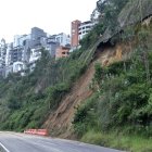 Trabajadores municipales laboraban en la parte alta del talud, tras uno de los derrumbes en la vía a Nayón.