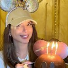 Érika Vélez y su pastel de cumpleaños al estilo de Mickey Mouse