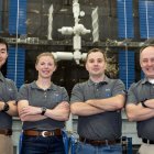 Fotografía cedida por la NASA donde aparecen los miembros de la tripulación del Crew-11 de SpaceX de izquierda a derecha, el especialista de misión Kimiya Yui, de la Agencia de Exploración Aeroespacial de Japón (JAXA), la comandante de la misión, la astronauta Zena Cardman, el especialista de misión Oleg Platonov, de Roscosmos y el piloto de la NASA, el astronauta Mike Fincke, posando dentro de la Instalación de Maquetas de Vehículos Espaciales en el Centro Espacial Johnson de la agencia en Houston, Texas (EE.UU.). EFE/NASA