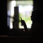 Una joven mira la pantalla de su teléfono celular, en una fotografía de archivo. EFE/ Alonso Cupul