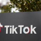 Fotografía de archivo que muestra un cartel en la sede de TikTok en Los Ángeles (EE. UU.).