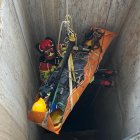 Bomberos utilizaron cuerdas para salvar al obrero que cayó a un colector en el norte de Quito