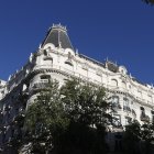 Vista de la fachada de un edificio en la Calle Serrano en Madrid.