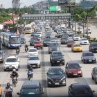 Unidades de Metrovía y buses que movilizan pasajeros hacia Durán, Daule y Samborondón cruzan a diario por la avenida Pedro Menéndez Gilbert, en el norte de Guayaquil.