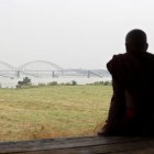 Un hombre observa a la distancia el simbólico puente Ava de Birmania se ha derrumbado en el terremoto.