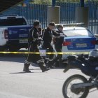 Agentes de la Policía cercaron los exteriores del centro comercial Quicentro Sur, para recabar indicios del asalto frustrado a un blindado.