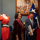 La embajadora de Chile en Ecuador,  Carola Muñoz, y Gustavo Moscoso.