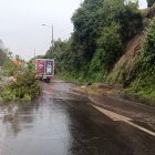 Las lluvias de la tarde de este 4 de abril provocaron derrumbes y acumulación de agua en la av. Simón Bolívar.
