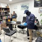 Control. Un agente de la HSI (con máscara) participa de un operativo contra las redes de trafico de migrantes.