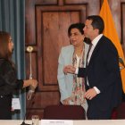 Reunión. María Paz Jervis saluda con la canciller Sommerfeld y el ministro Zaldumbide antes del pronunciamiento.