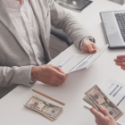 El Ministerio de Inclusión Económica y Social (MIES) impulsa programas de asistencia para reducir la pobreza en Ecuador.