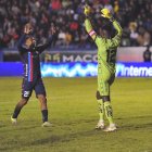 Los jugadores de El Nacional festejan durante el juego ante Libertad.