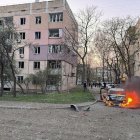 Una fotografía proporcionada por el Servicio Estatal de Emergencias muestra un automóvil en llamas en el lugar del impacto de un cohete en Krivói Rog, Ucrania, el 4 de abril de 2025.