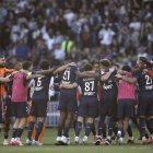 William Pacho celebra con sus compañeros el título de la Ligue 1.