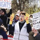 Simpatizantes demócratas protestaron en contra de Trump y de Elon Musk en Berlín.