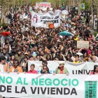 El Movimiento por la Vivienda de Granada (sur de España), junto a diversas asociaciones, organizó una manifestación en defensa del derecho a la vivienda.