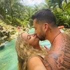 Con su novio, Carlos Navarro