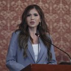 Kristi Noem, secretaria de Seguridad de Estados Unidos, durante una rueda de prensa en Bogotá, Colombia.