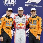 Mad Max (c) saldrá primero, delante de Lando Norris (i) y Oscar Piastri.