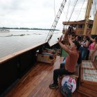 Turismo. Los jóvenes disfrutan de los paseos en las embarcaciones  en el río Guayas.