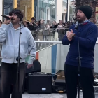 Feid e Ibai Llanos disfrutan de su concierto sorpresa en las calles de Barcelona