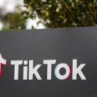 Fotografía de archivo que muestra un cartel en la sede de TikTok en Los Ángeles (EE. UU.).